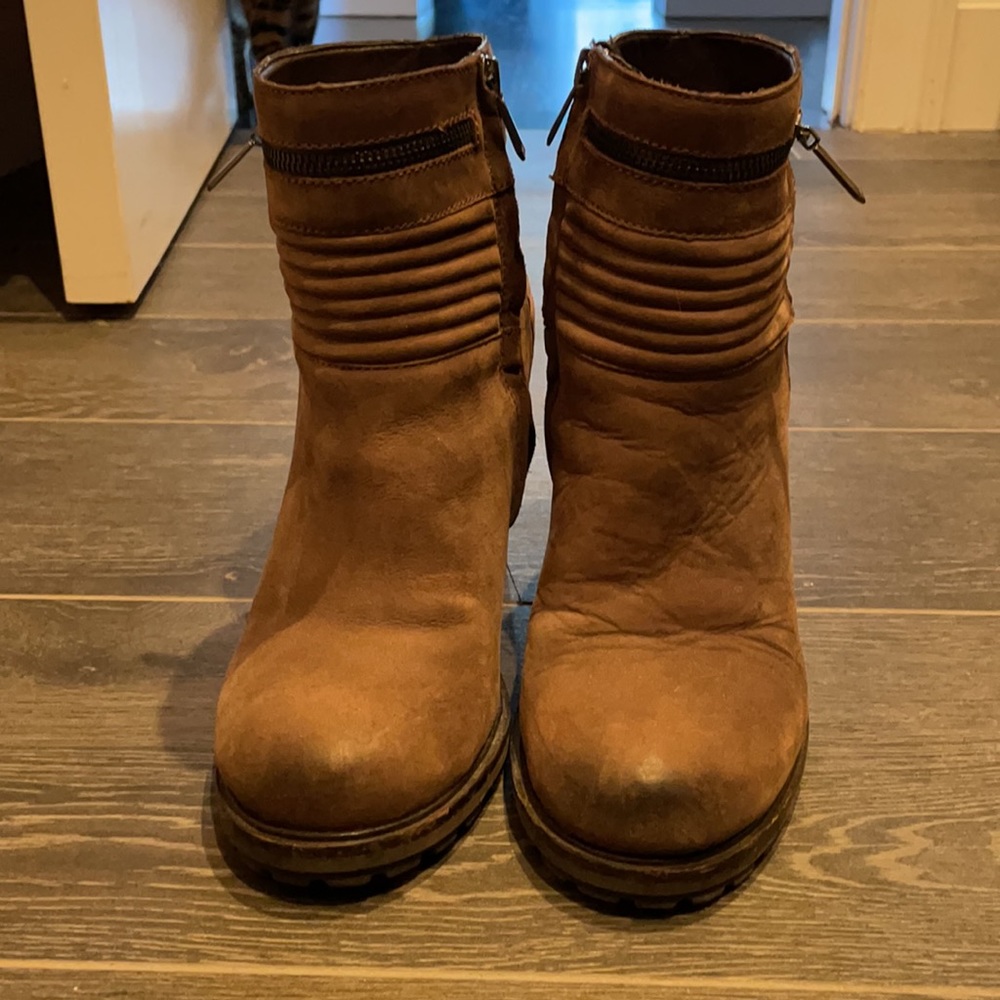 Boots - Picture 3 of 4